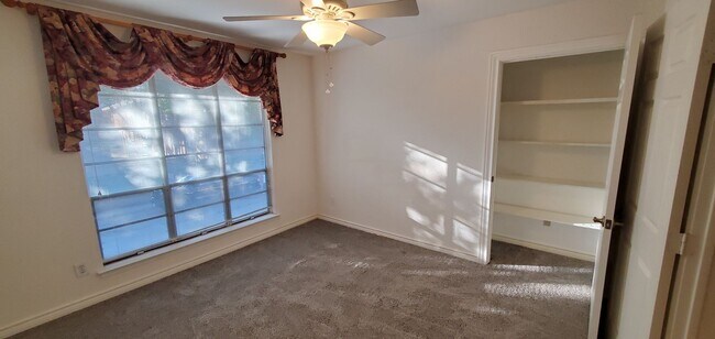 Building Photo - 10574 High Hollows Dr