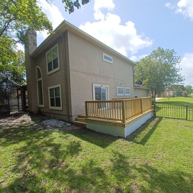 Building Photo - Gorgeous 3 BR 2 BA Lake View Rental