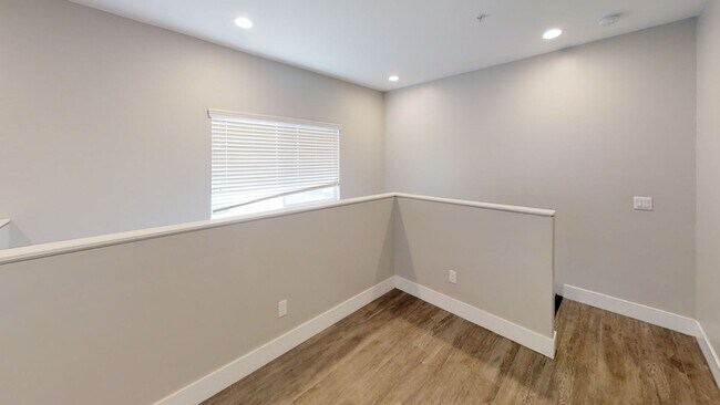 Building Photo - 7BD/5BA, LOTS of Parking!! (Lease out, pen...