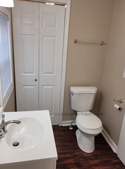 Full Bathroom - 205 S 6th St