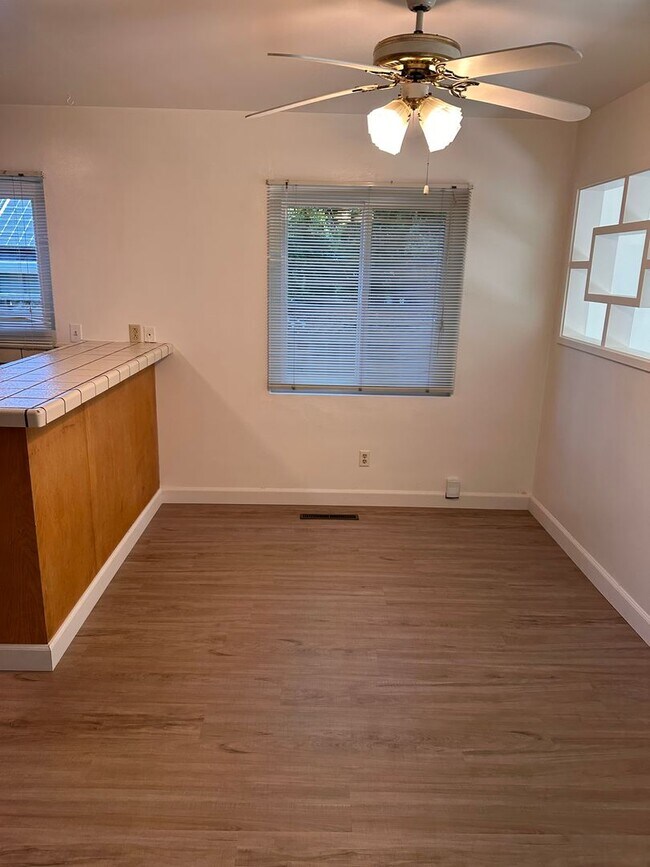 Building Photo - pine764