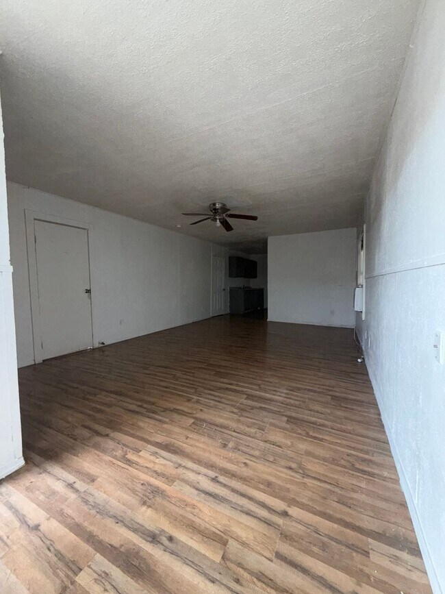 Building Photo - 613 W Avenue D