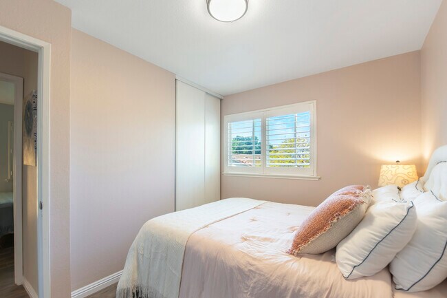 Building Photo - 1173 Capri Dr