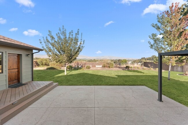 Building Photo - Exceptional Boise West Bench Home