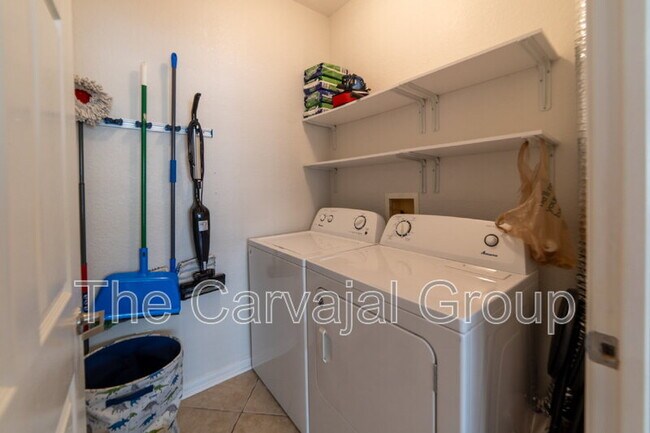 Building Photo - 860 N Orange Ave