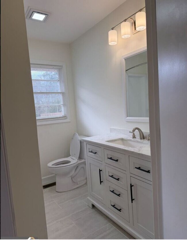 Building Photo - 1065 Nelson St