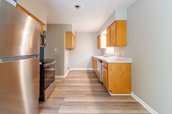 Building Photo - 432 Woodview Dr