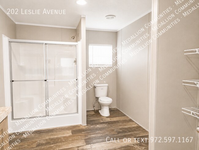 Building Photo - 202 Leslie Ave