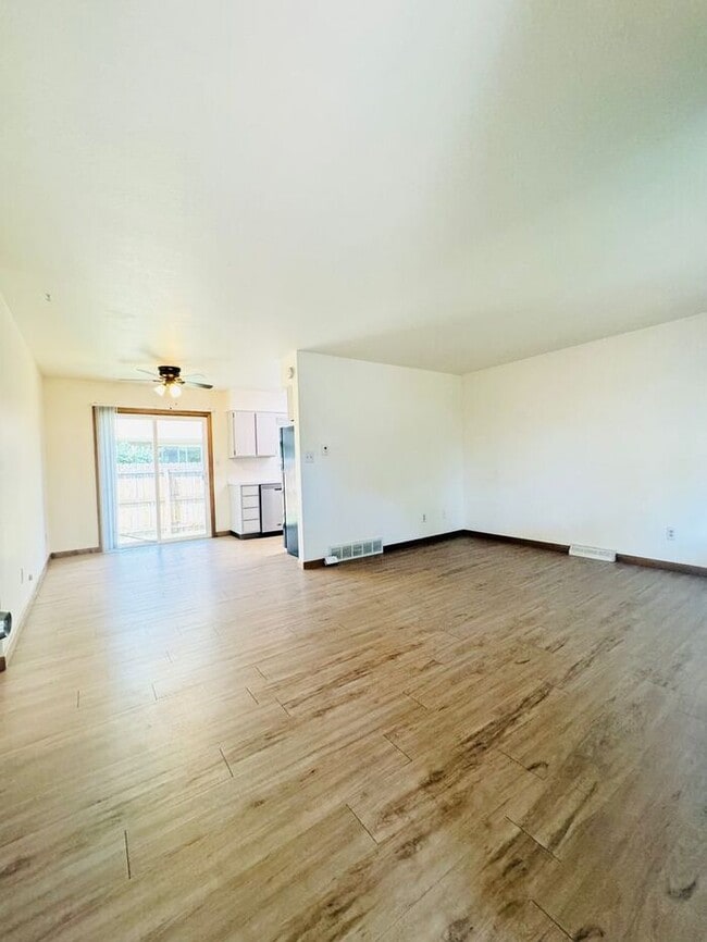 Building Photo - GREAT LOCATION! 2Bed, 1 Bath Bright and Sp...