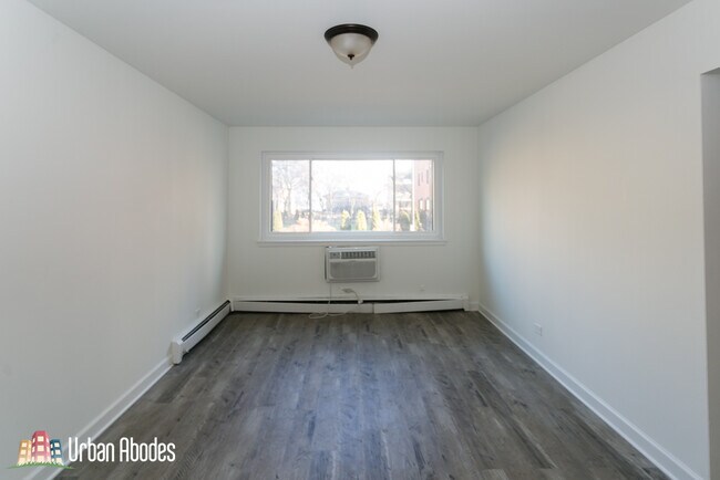 Building Photo - 6211 N Kenmore Ave