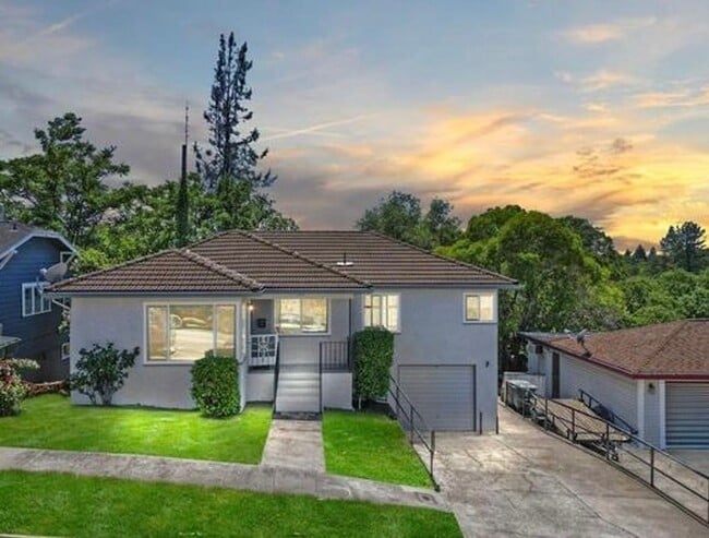 Primary Photo - 112 College Way