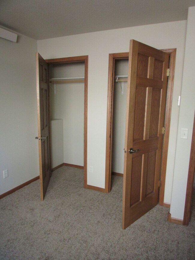 Building Photo - r1350