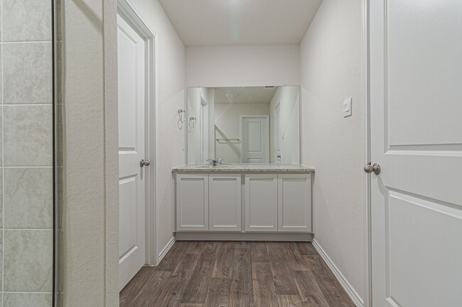 Building Photo - $300 OFF 1ST MONTH RENT IF YOU MOVE IN WIT...