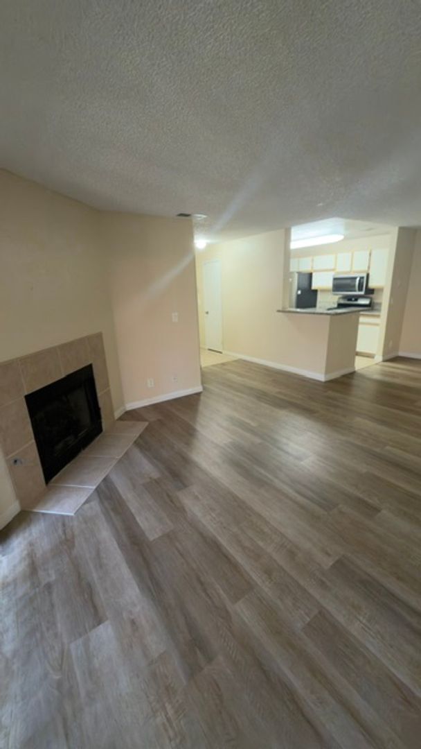 Building Photo - 2 Bedroom Condo!