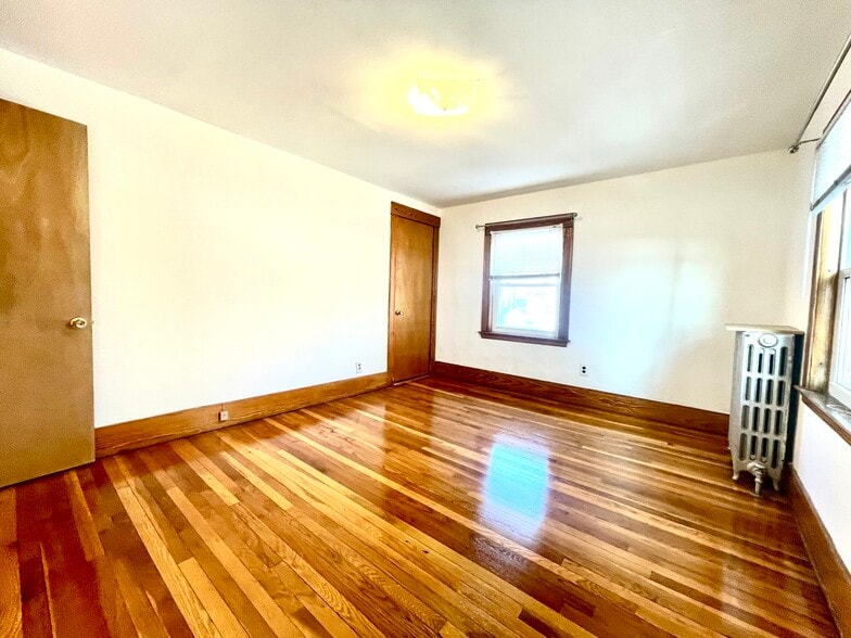 Building Photo - 27 South Crescent Circuit