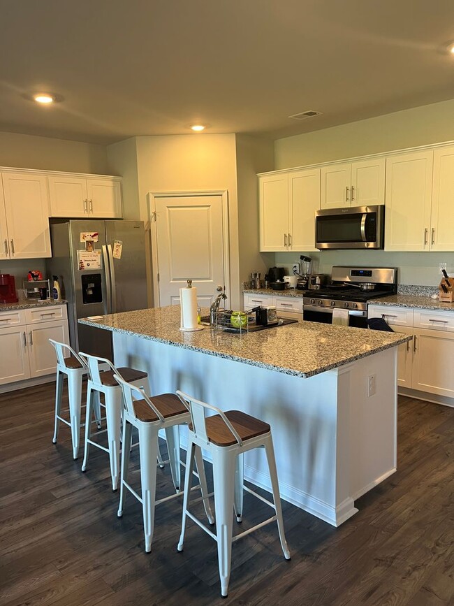 Building Photo - 4 Bed, 2 Bath House