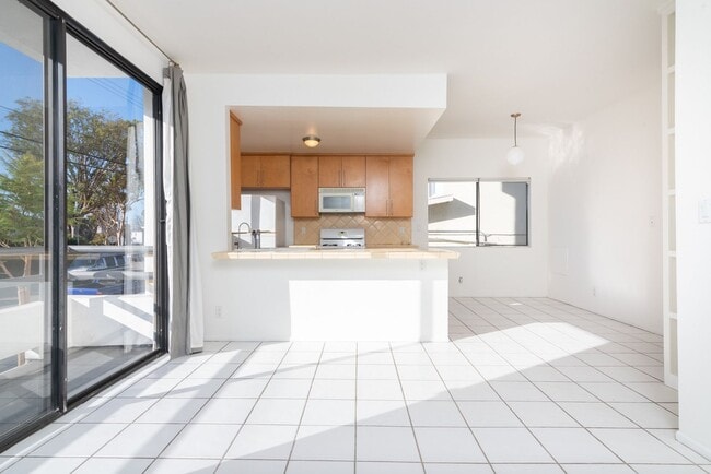 Building Photo - Prime Venice 1Bed/1Bath Condo! Don't Miss Out!