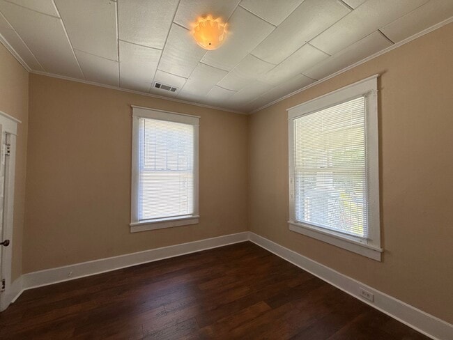 Building Photo - 3 Bedroom 1 Bath Home With Large Front Porch