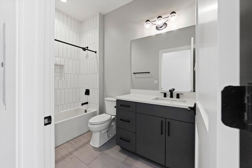 Building Photo - 1050 W Cornelia Ave