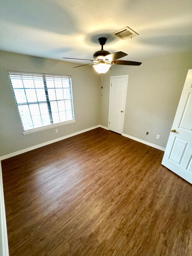 Building Photo - Cobblestone Condo Rental Available