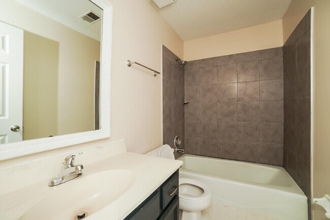 Building Photo - 2834 Lanthorn Dr