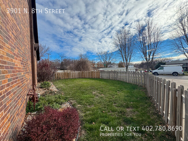 Building Photo - Fully remodeled townhome for rent!