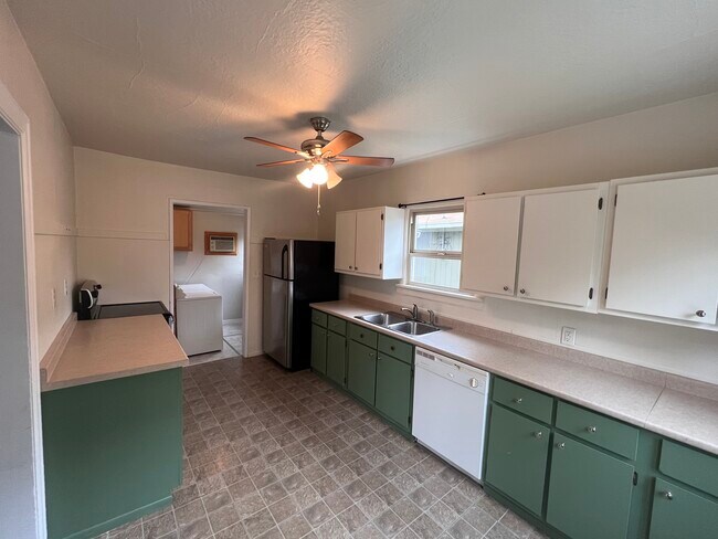 Building Photo - 1227 4th St