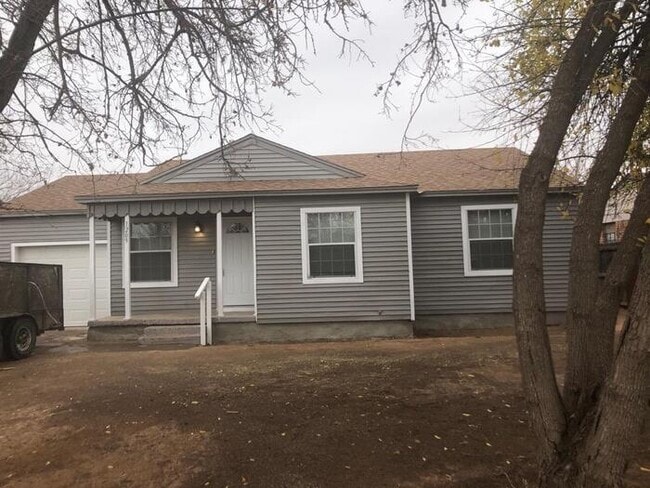Primary Photo - 3 bed 1 bath with 1 car garage!