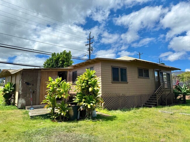 Building Photo - 3 Bedroom / 2 Bathroom Home with large yar...