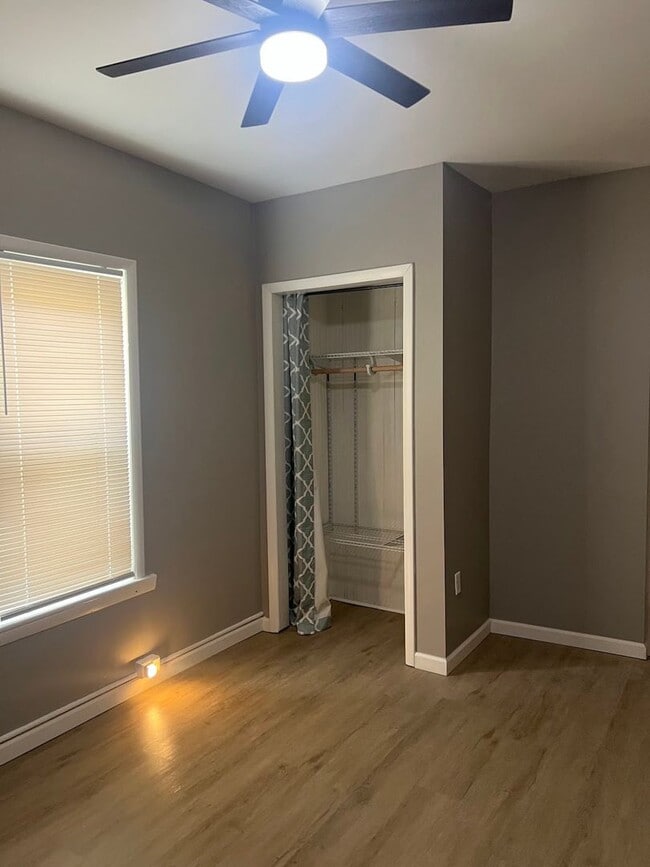 Building Photo - 5 Bedroom House