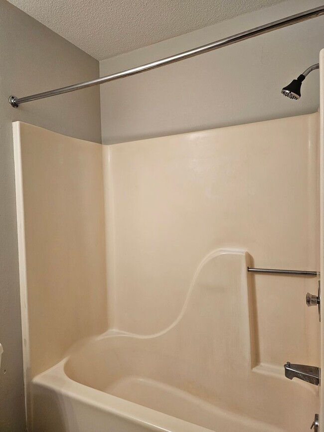 Building Photo - One Bedroom Apartment Downtown