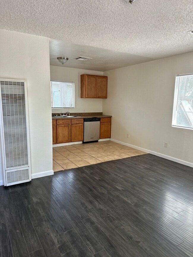 Building Photo - Perfect starter home in North Bakersfield!