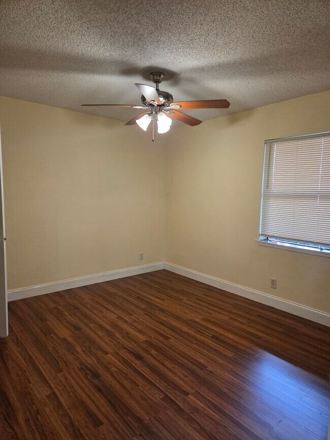 Building Photo - Upgraded 2BR/2BA – Gated Community, Great ...