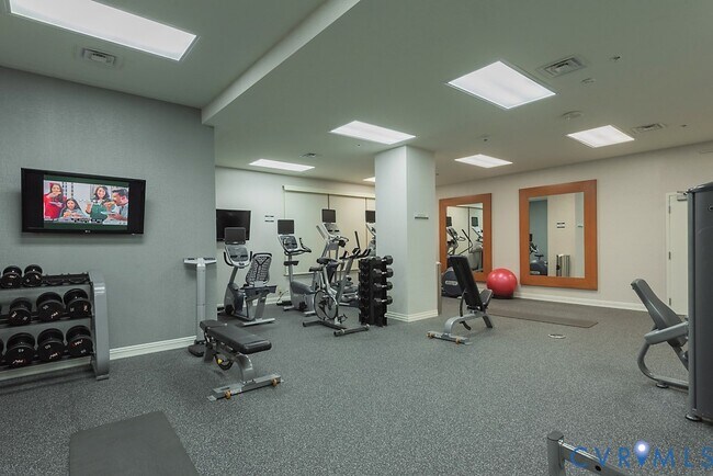 Building Photo - 230 N 6th St S