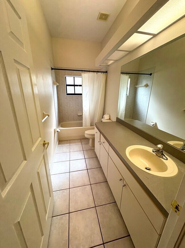 Building Photo - Beautiful 4bed/2bath Pool Home on Conservation Lot