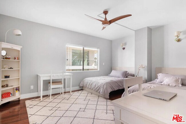 Building Photo - 121 S Palm Dr