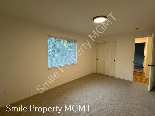 Building Photo - 13637 SE Ellen Dr