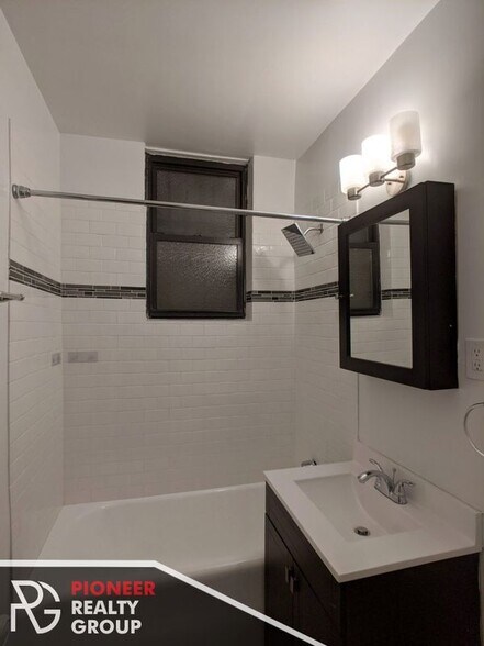 Building Photo - 3345 N Marshfield Ave
