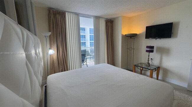 Building Photo - 17375 Collins Ave