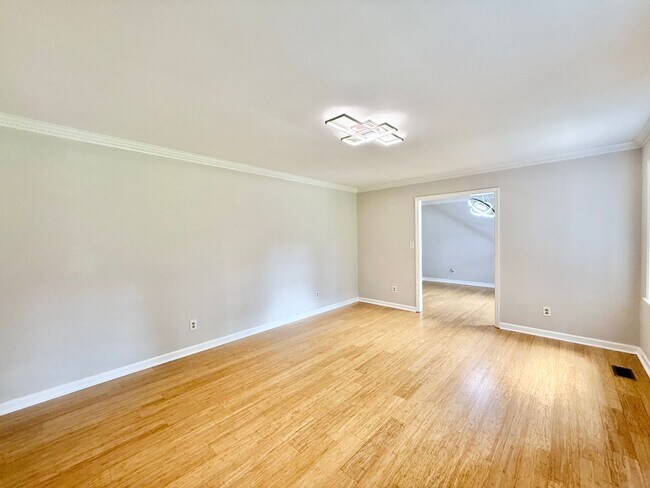 Building Photo - **OFFERING RENT PROMOTION FOR FIRST 6 MONT...