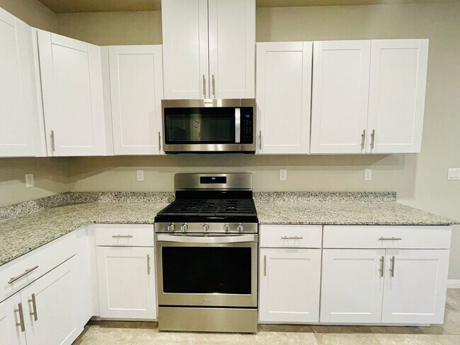 Building Photo - Newer 5 Bd, 3 Bth, Bonus Room, Open Floor ...