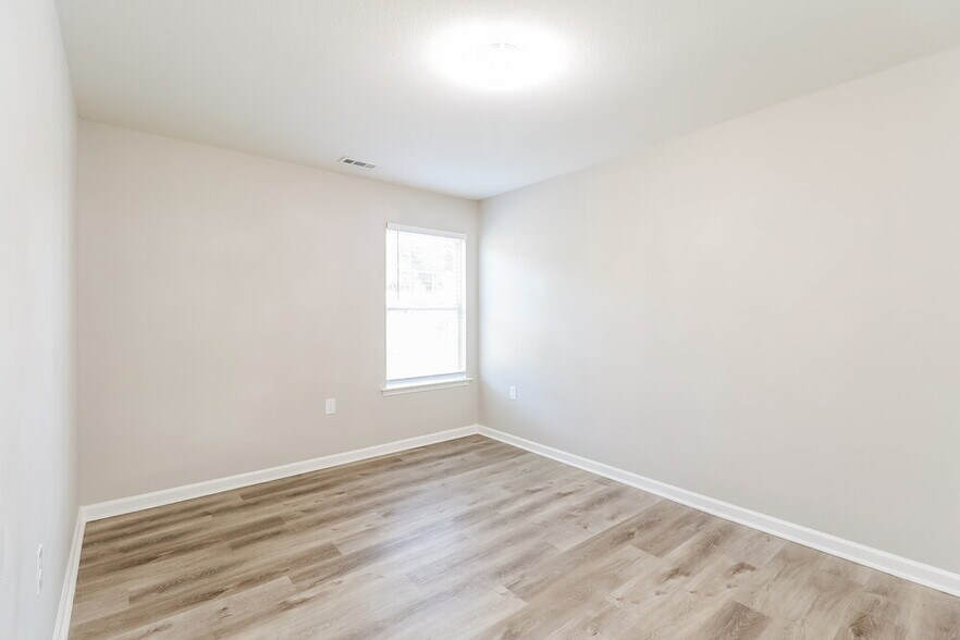 Building Photo - 1924 Eastway Dr