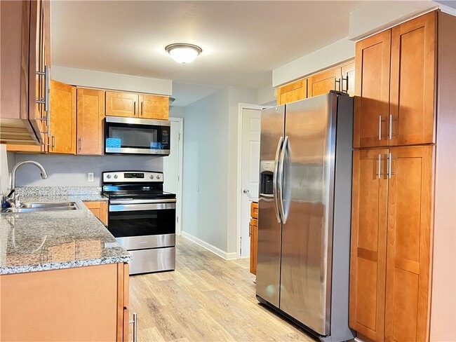 Building Photo - 6 Bucklebury Hill