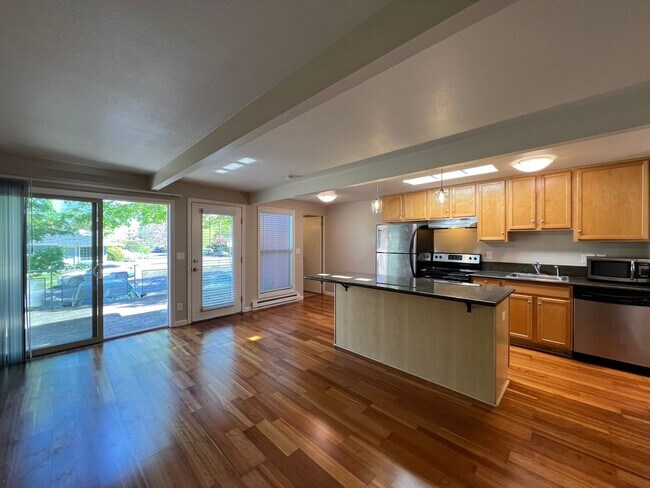 Building Photo - PENDING APPLICATIONS - RICHMOND ONE BEDROOM AVAILABLE FOR IMMEDIATE MOVE-IN - SEE LISTING FOR SPE...