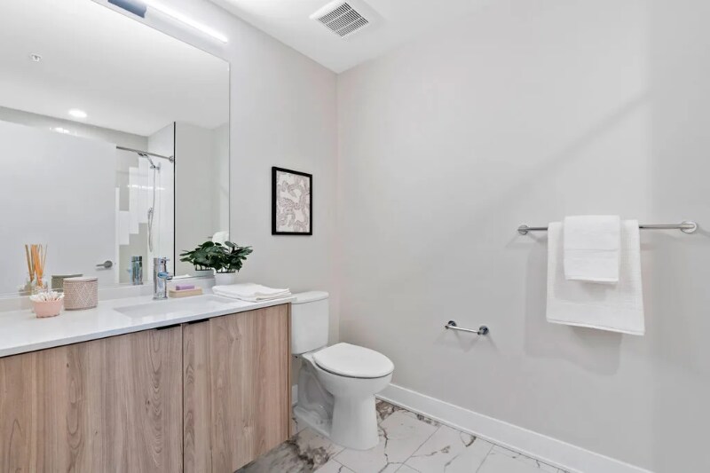 Building Photo - 1147 W Van Buren St