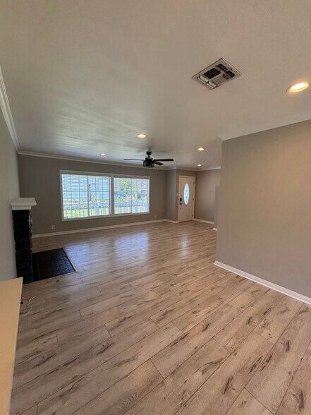 Building Photo - 23158 Leonora Dr