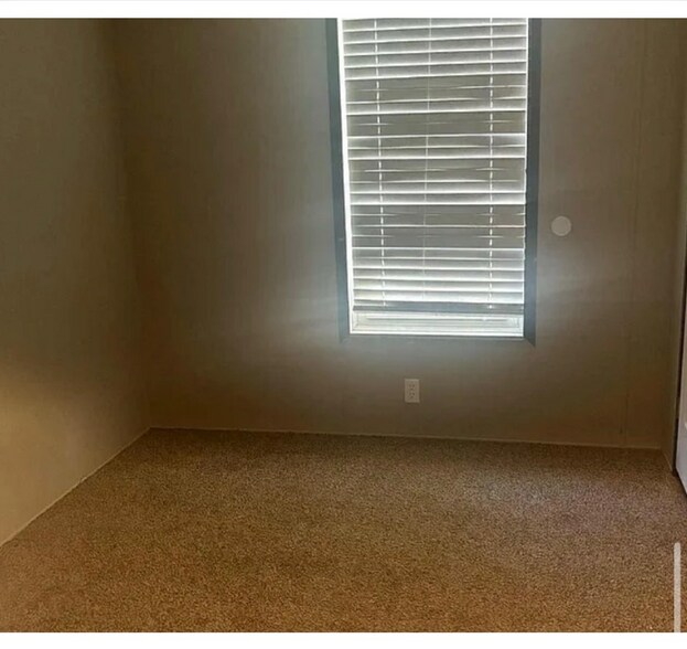 Building Photo - 911 Little Ln