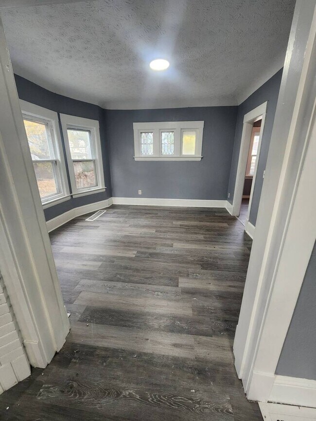 Building Photo - Charming 3-Bedroom Property in Prime Location