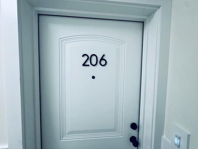 Building Photo - THE CROWN AT CORNESTONE