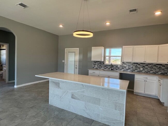 Building Photo - Super Nice Beautiful  3 bedroom 2 bath- In La Vernia with Over .43 acres